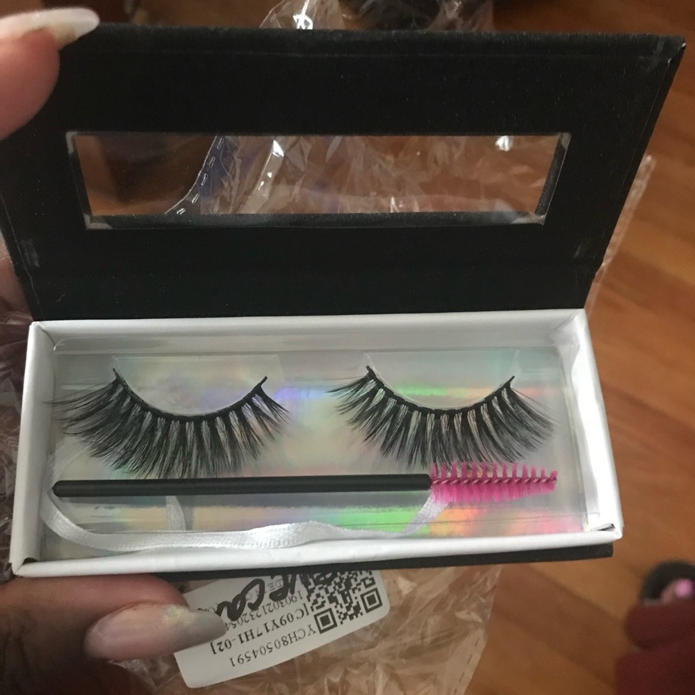 Lashes - Picture 2 of 2